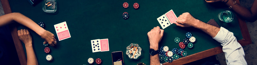 Pokerin pelaajia pokeripelin äärellä