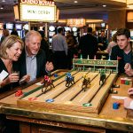 Kasino vieraat pelaavat Mini Derby -pöytäpeliä yhdessä.